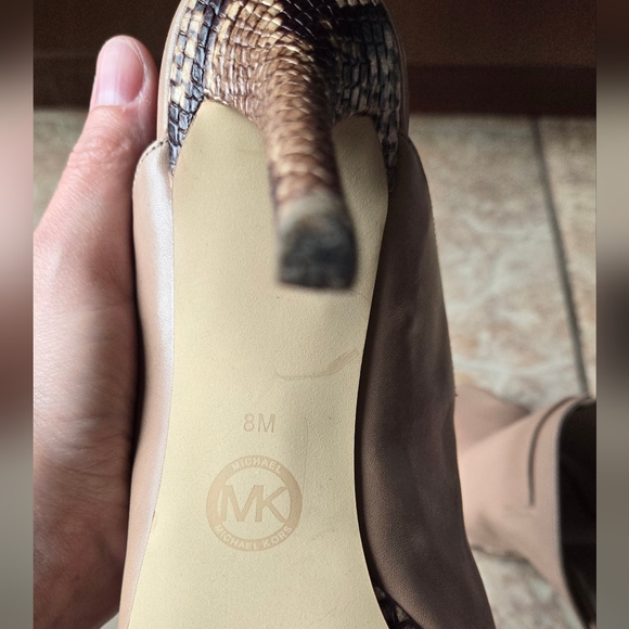 🔥🔥🔥SALE🔥🔥🔥Michael Kors Tan & Snakeskin Mules - Picture 5 of 5